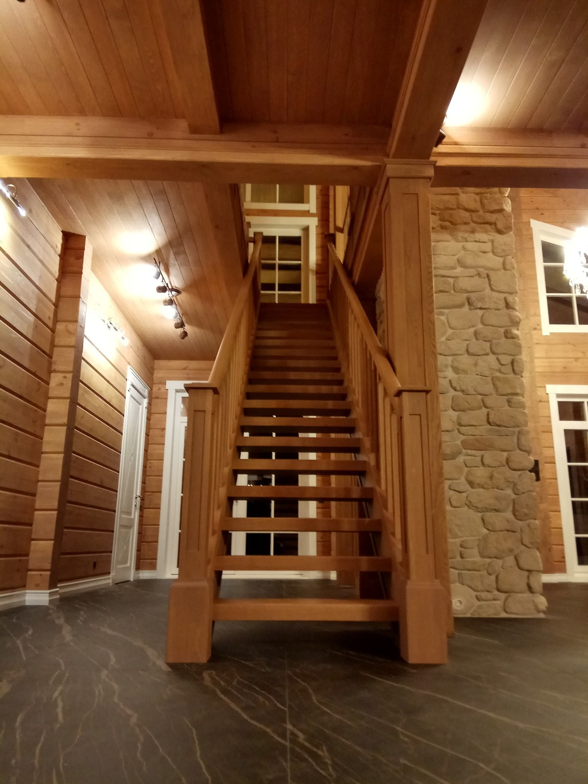 Лестница в деревянном доме