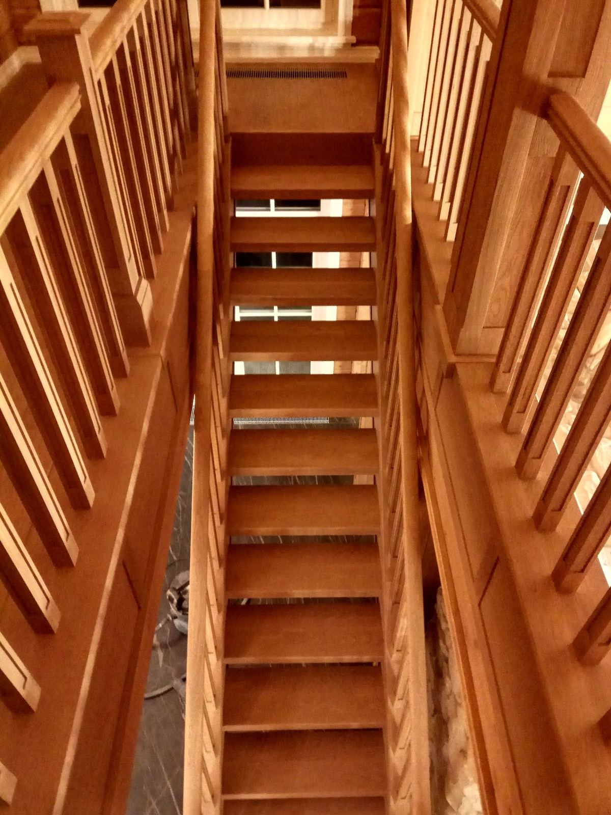 Обложка проекта: Лестница в деревянном доме