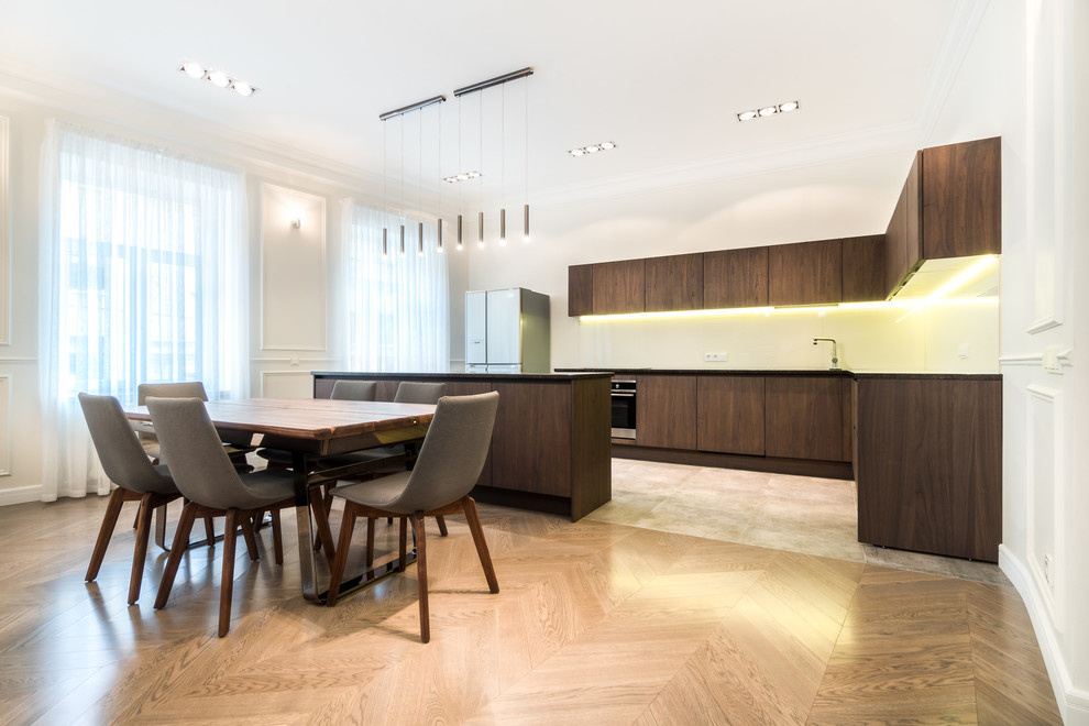 Кухня-столовая со всеми источниками света