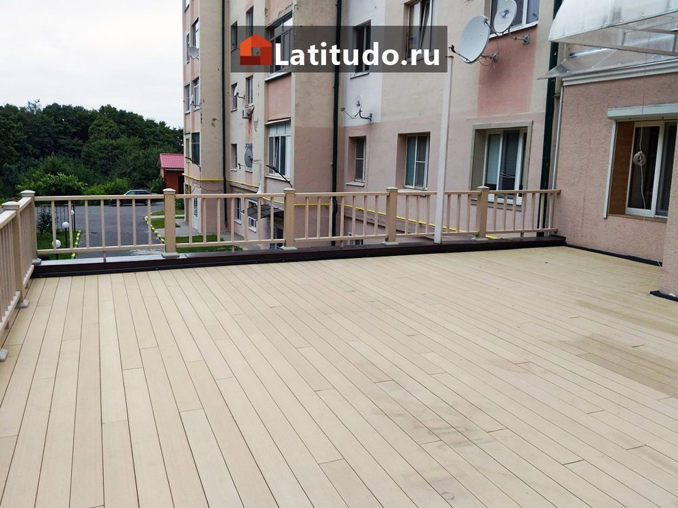 Большая терраса ДПК из светлой доски