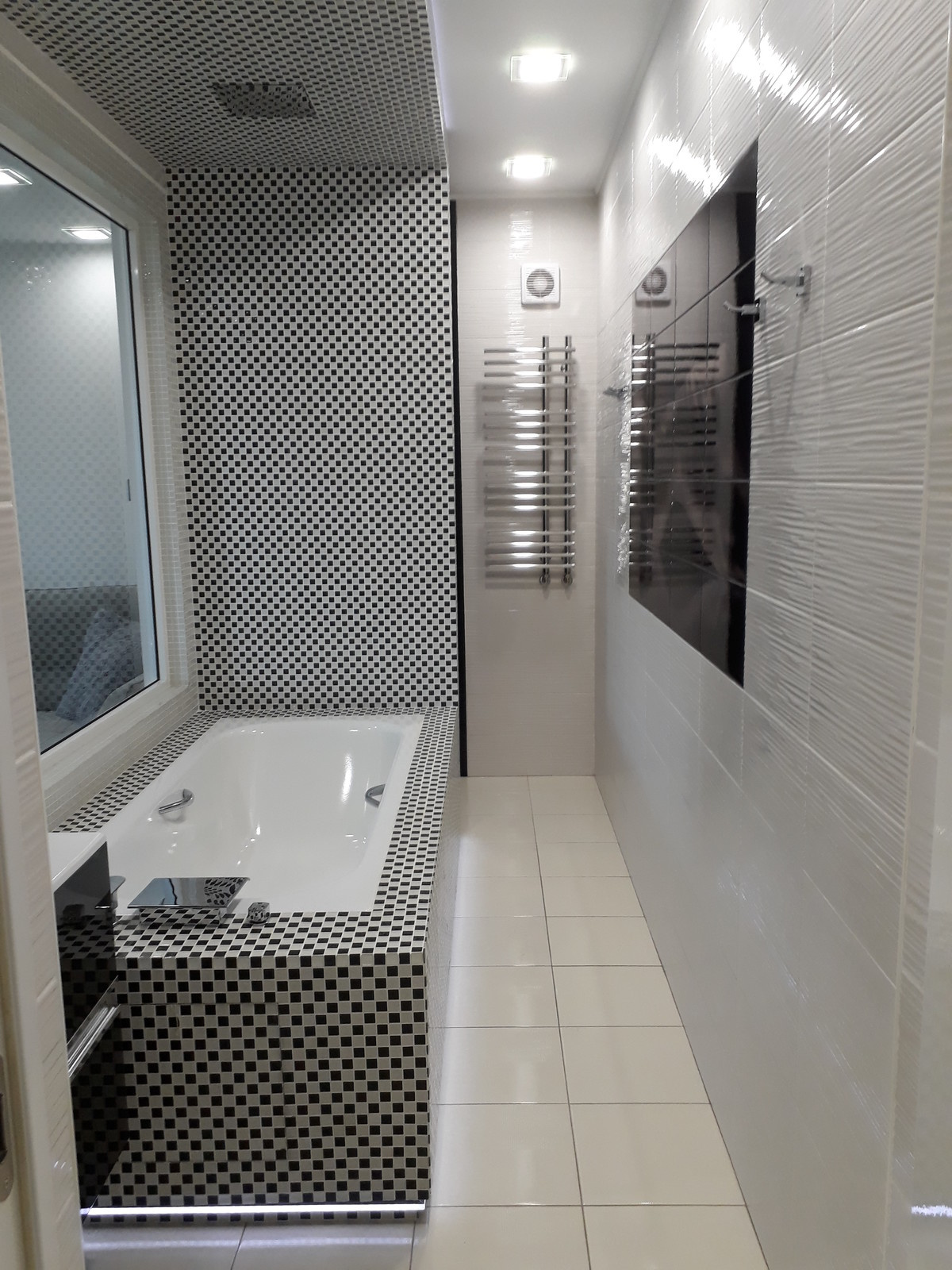 Чёрный, белый и капелька бордо