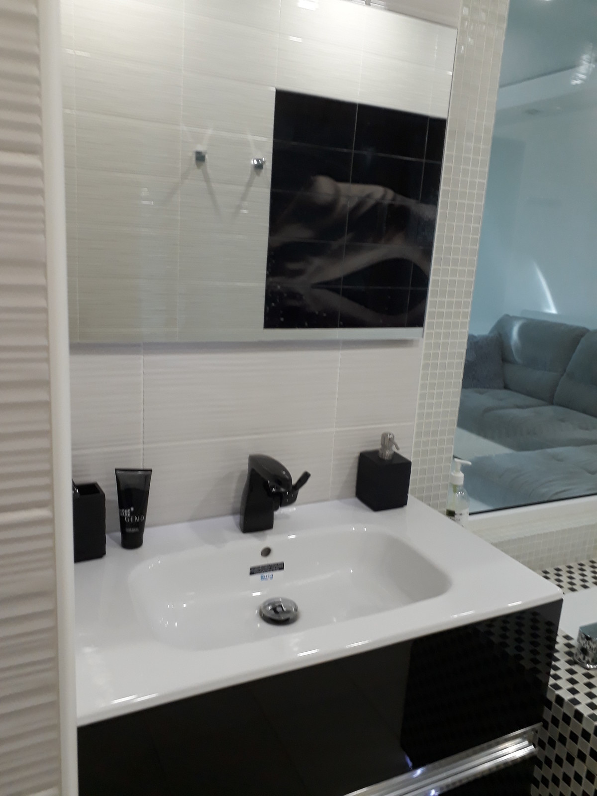 Чёрный, белый и капелька бордо