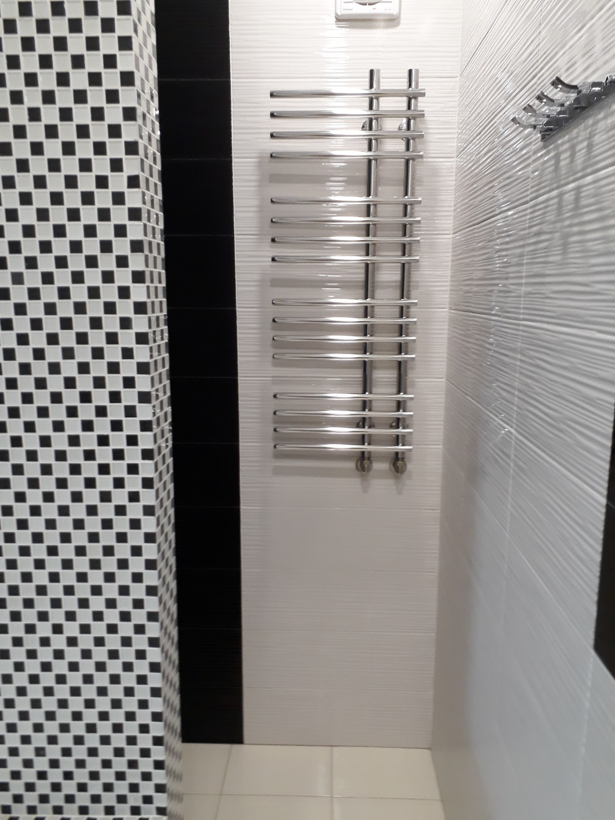 Чёрный, белый и капелька бордо