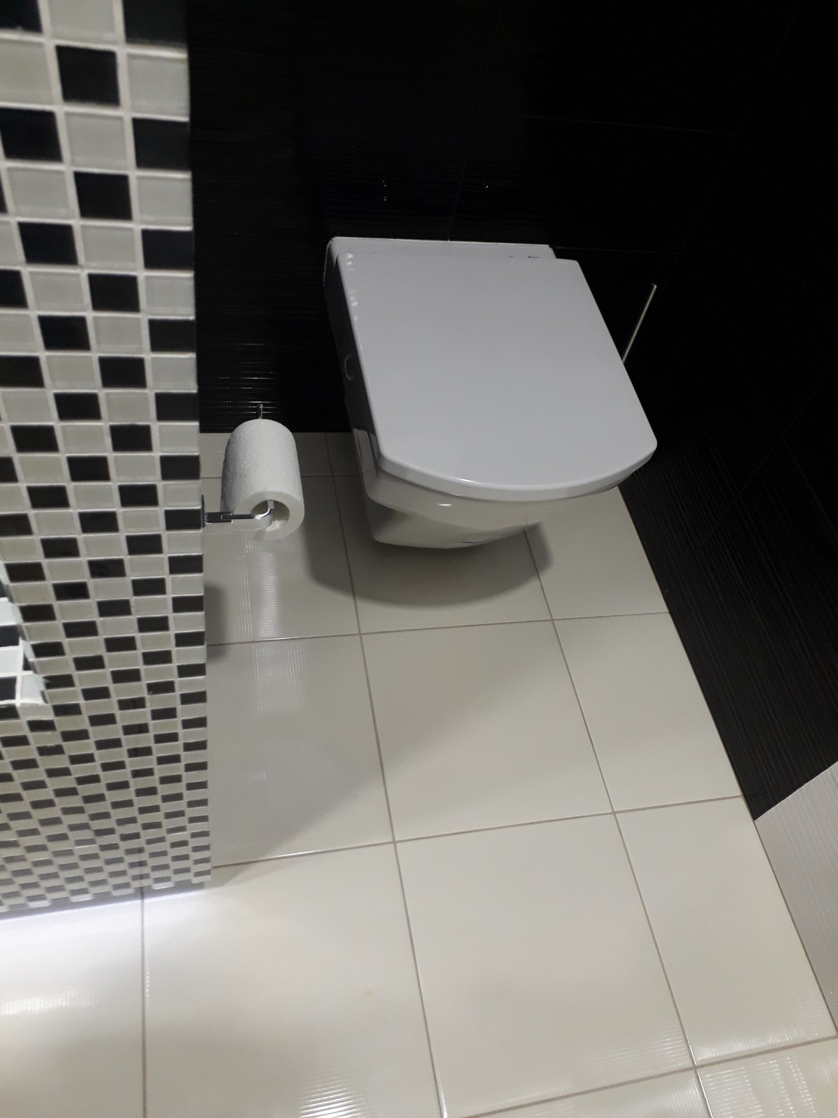 Чёрный, белый и капелька бордо