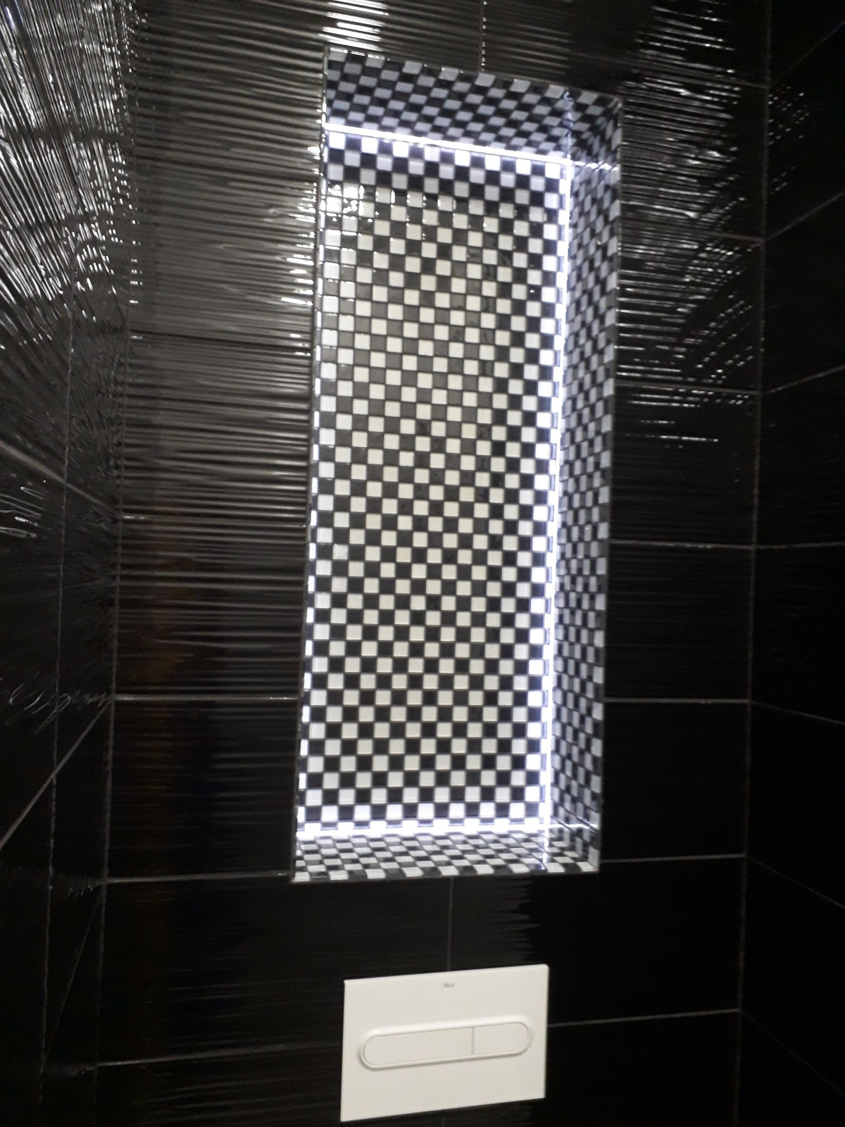 Чёрный, белый и капелька бордо