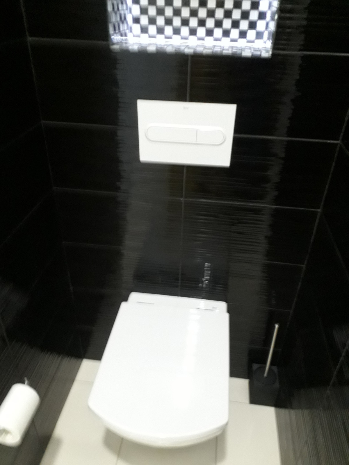 Чёрный, белый и капелька бордо