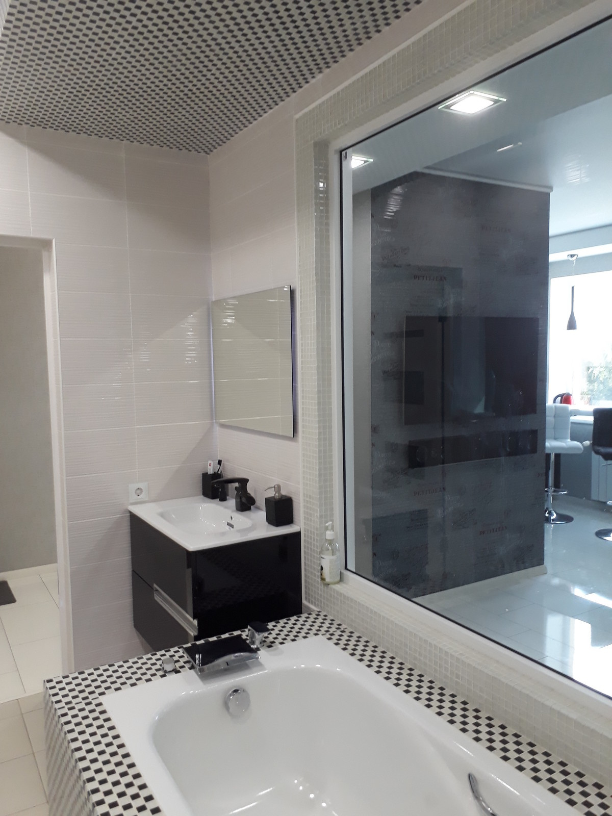 Чёрный, белый и капелька бордо