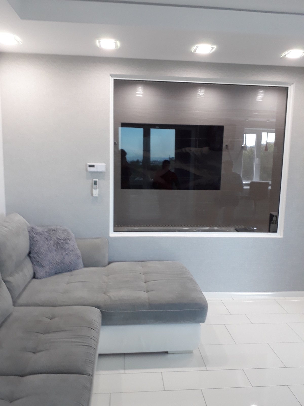 Чёрный, белый и капелька бордо