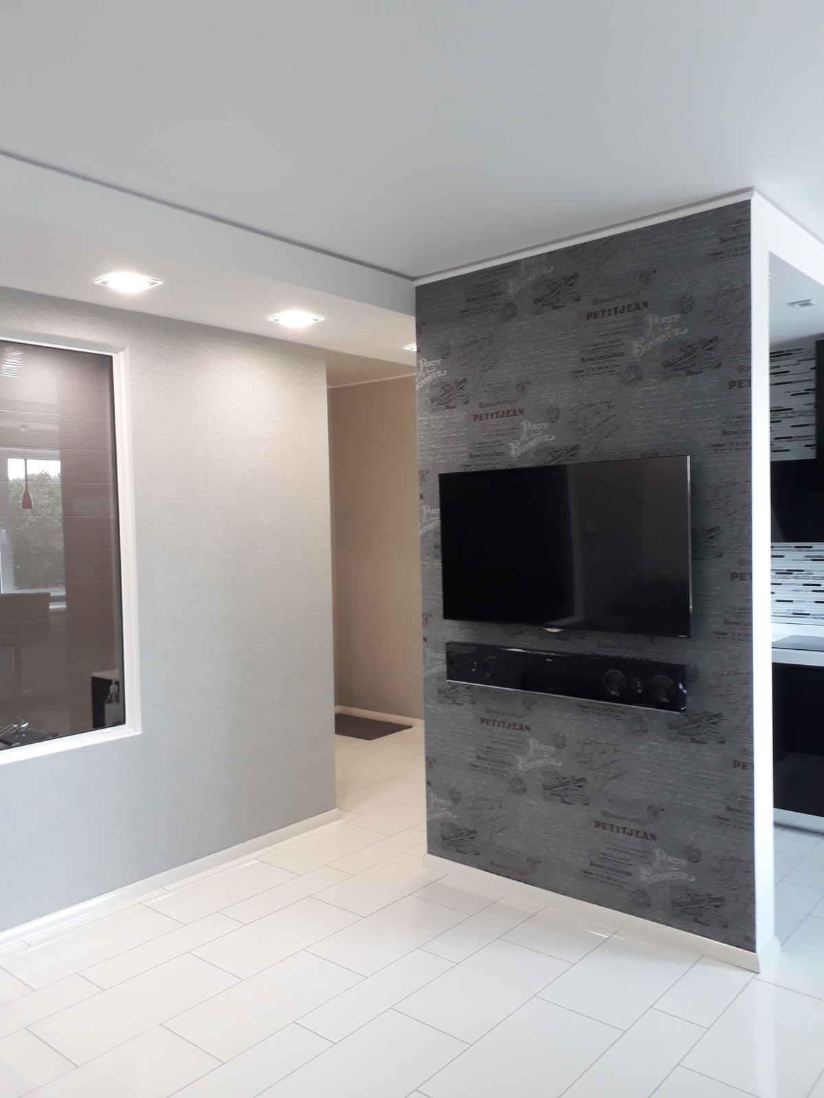 Чёрный, белый и капелька бордо