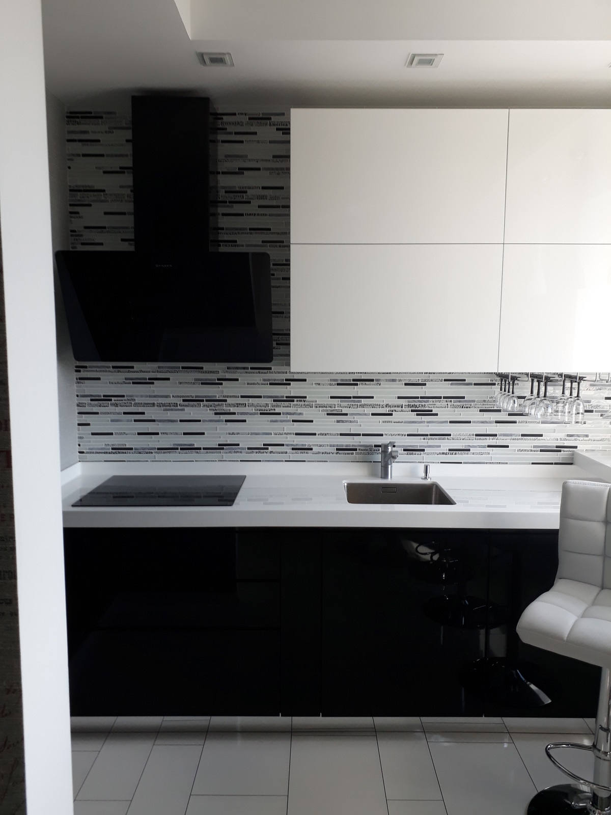 Чёрный, белый и капелька бордо