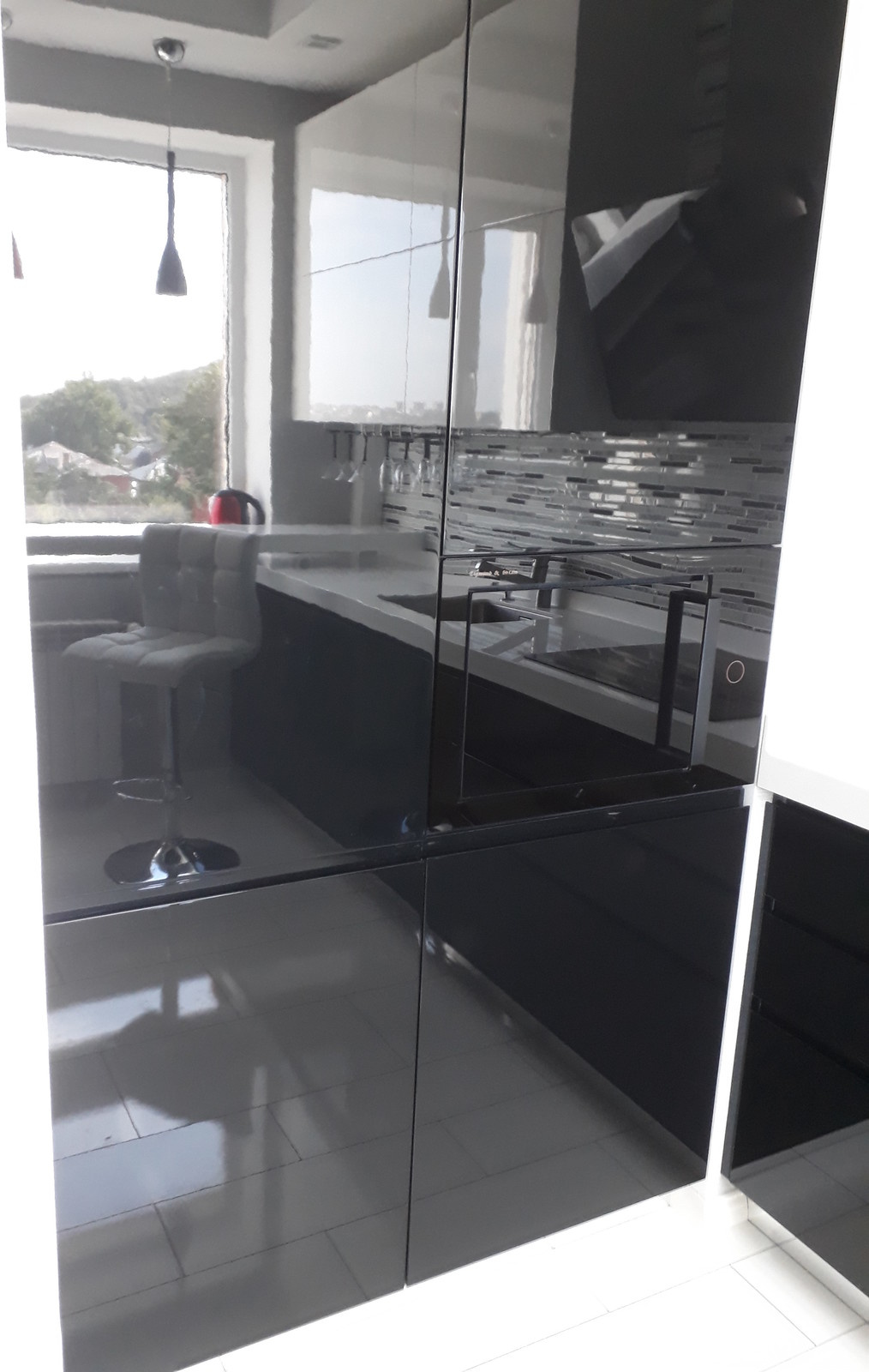 Чёрный, белый и капелька бордо