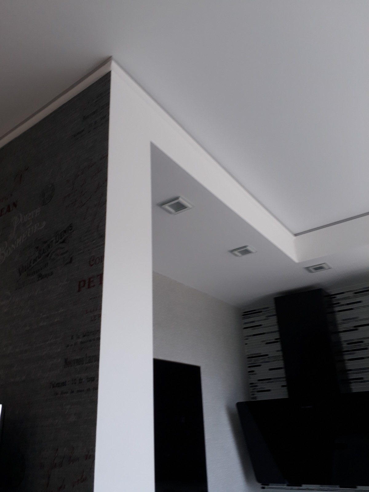 Чёрный, белый и капелька бордо