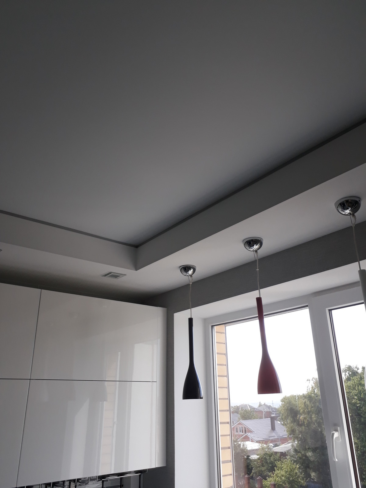 Чёрный, белый и капелька бордо