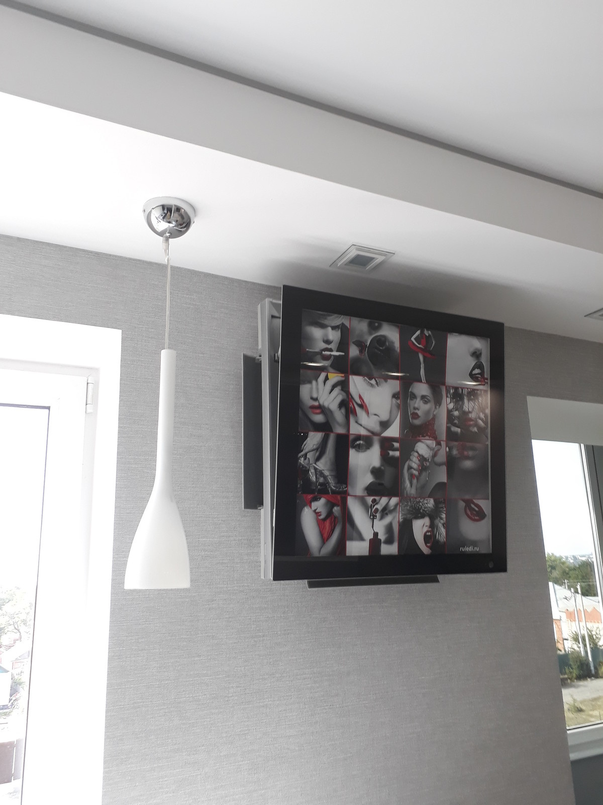 Чёрный, белый и капелька бордо