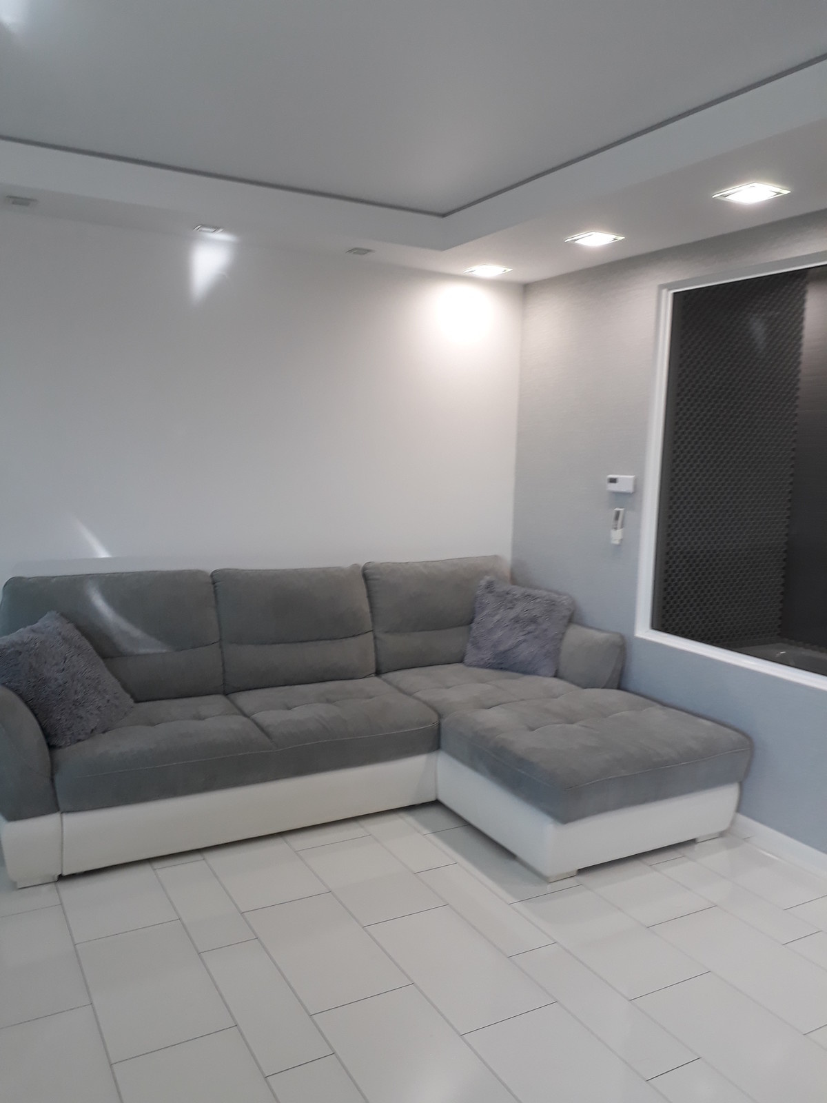 Чёрный, белый и капелька бордо