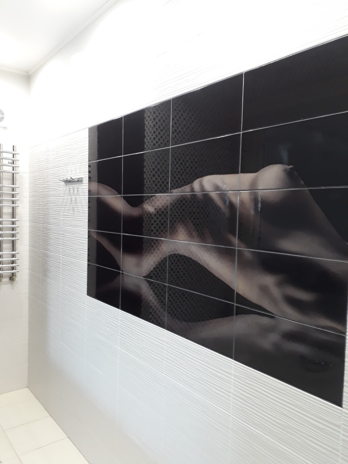 Чёрный, белый и капелька бордо