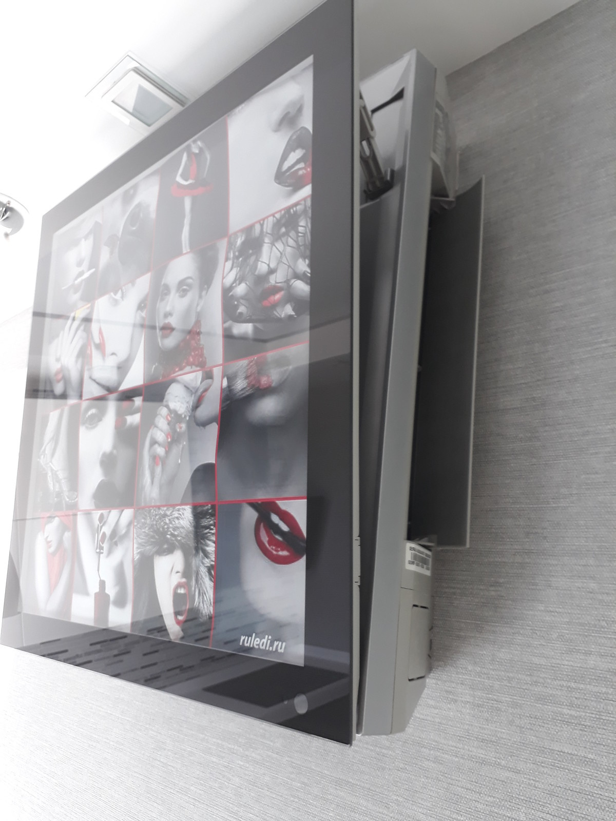 Чёрный, белый и капелька бордо