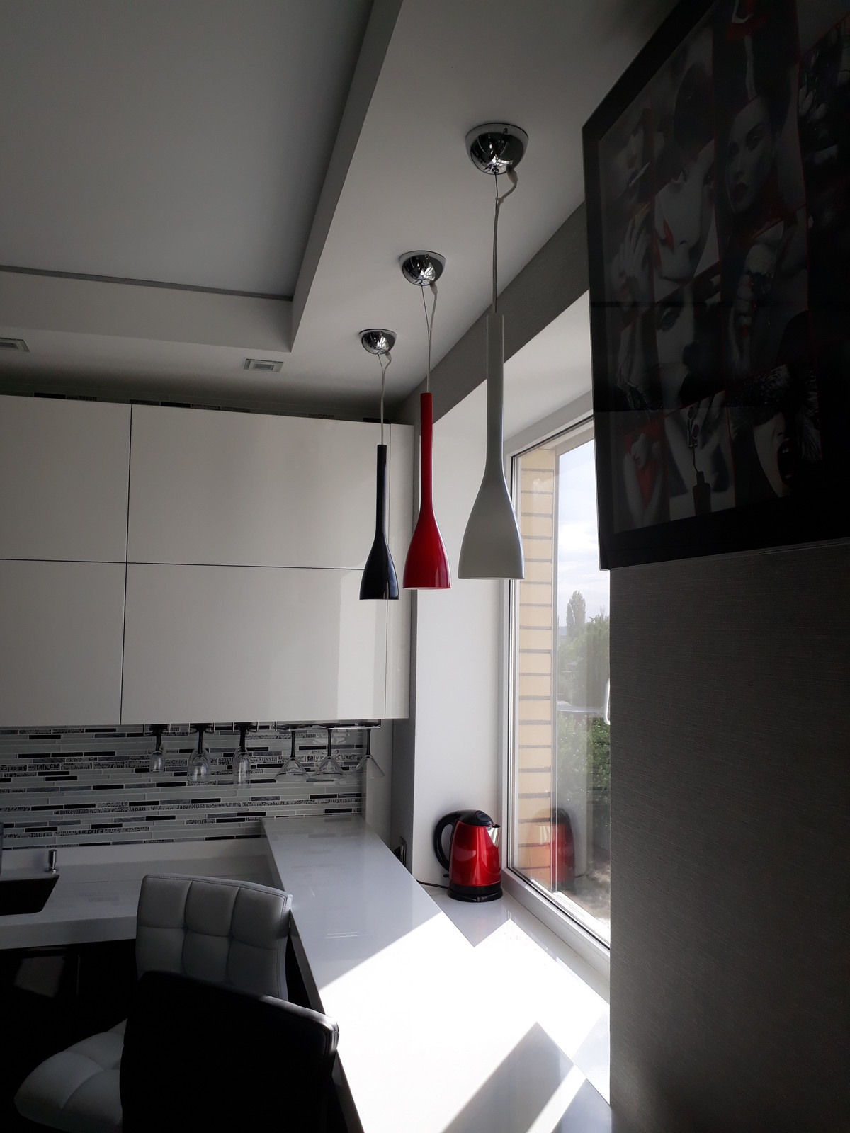 Чёрный, белый и капелька бордо