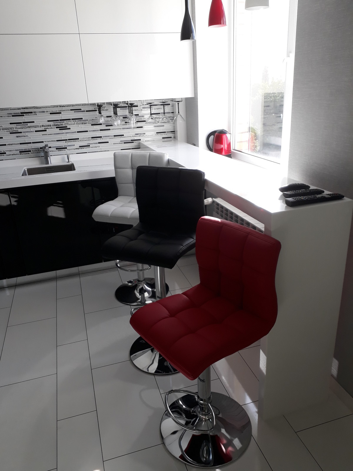 Чёрный, белый и капелька бордо