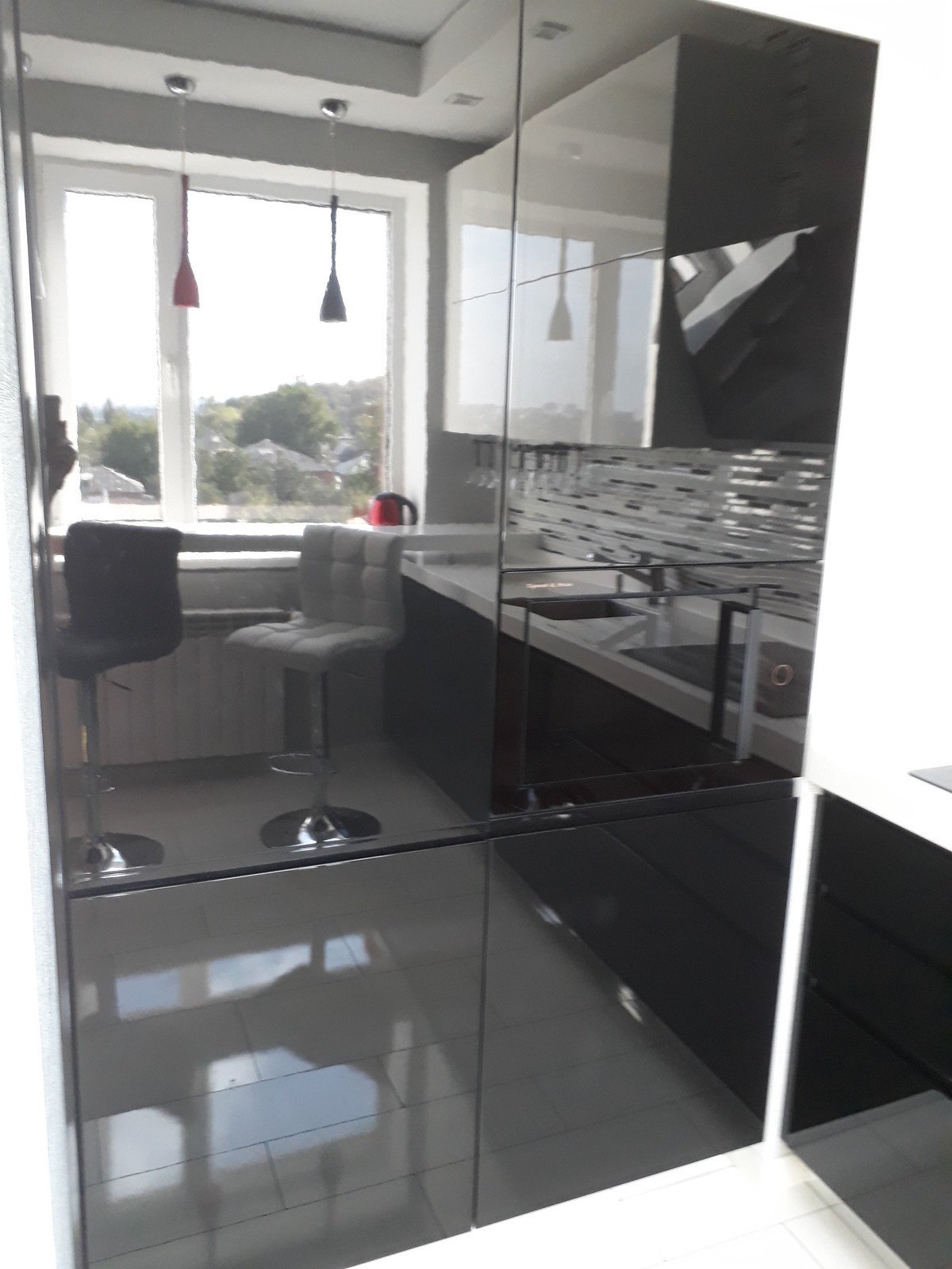 Чёрный, белый и капелька бордо