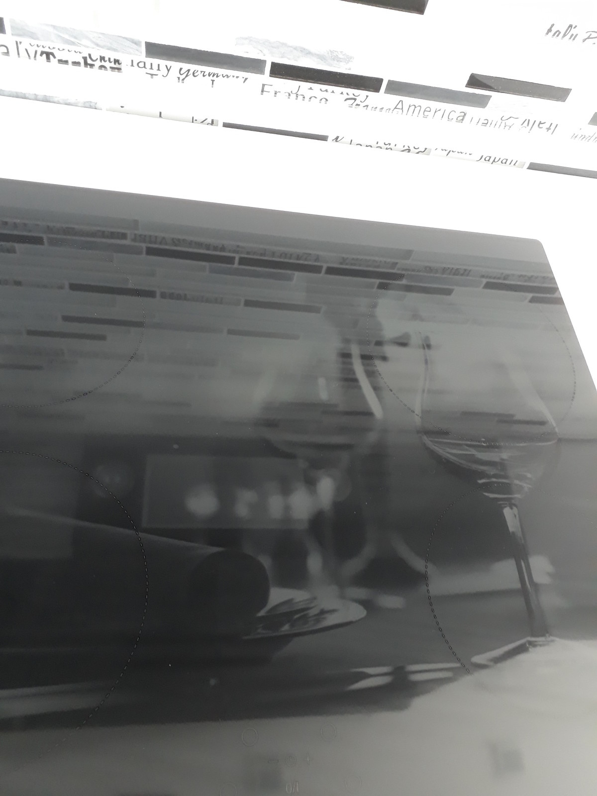 Чёрный, белый и капелька бордо