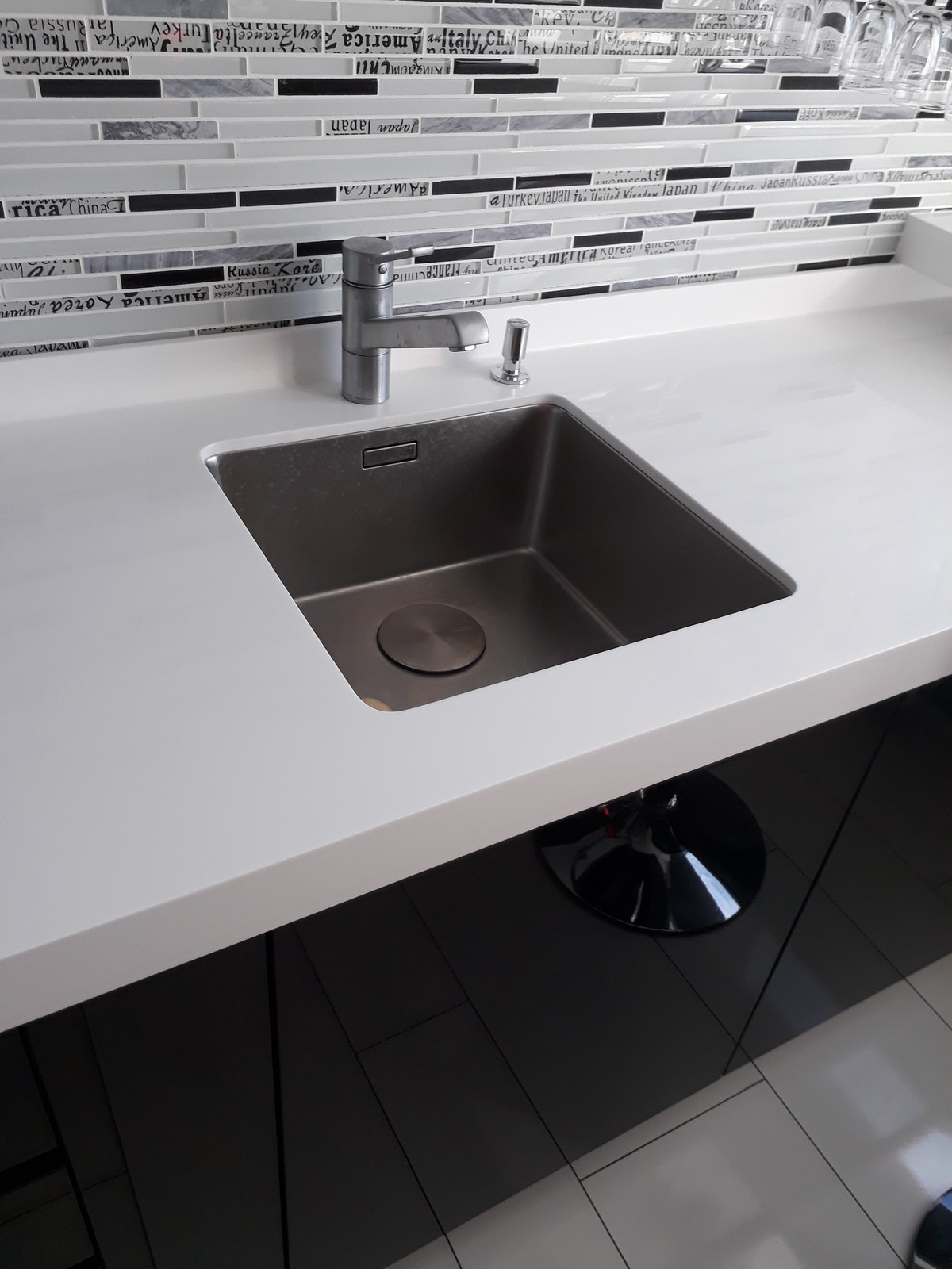 Чёрный, белый и капелька бордо