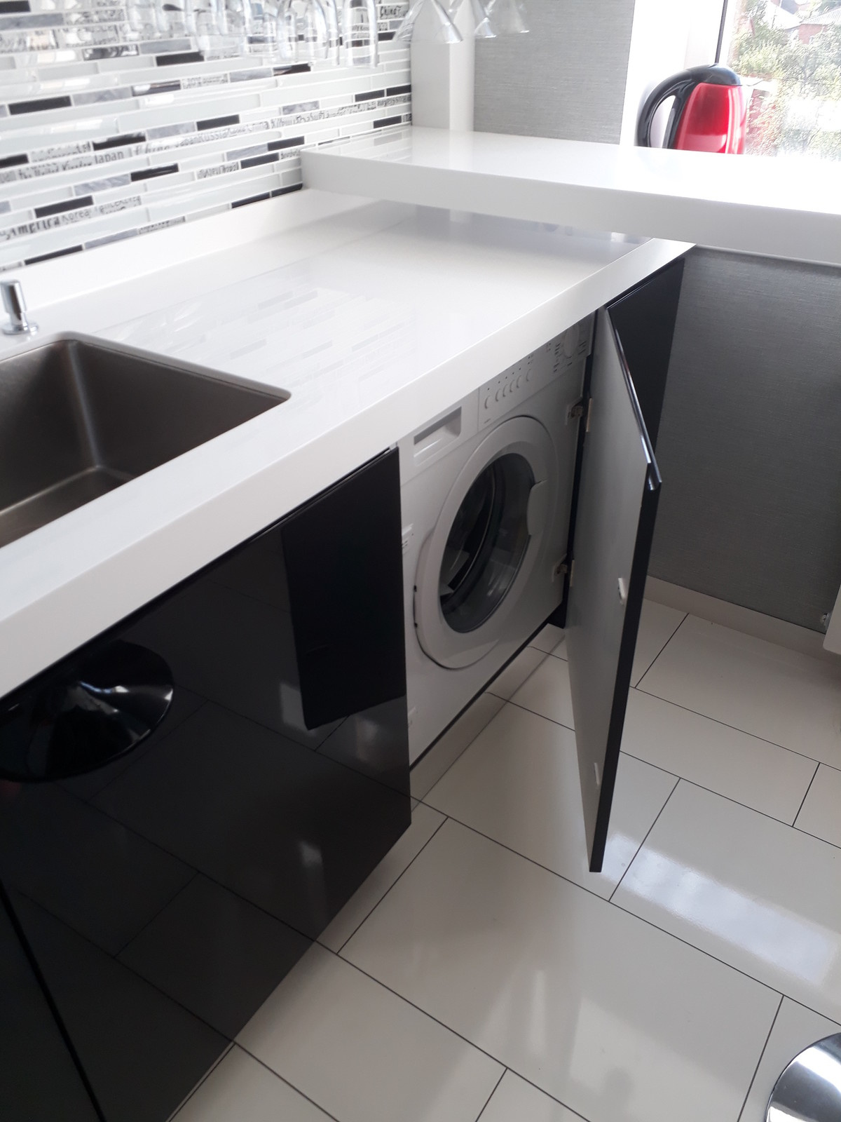 Чёрный, белый и капелька бордо