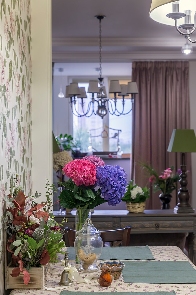 Квартира для модельера. Кухня-столовая в цветочных орнаментах.