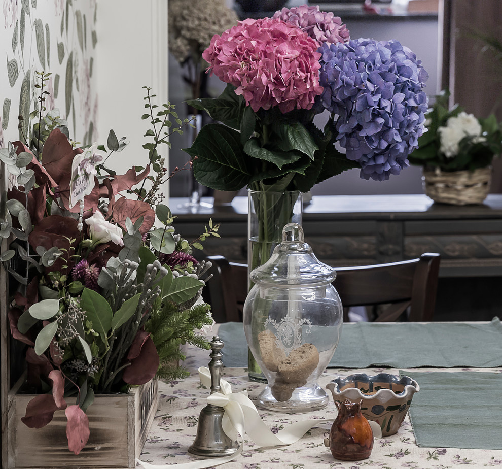 Квартира для модельера. Кухня-столовая в цветочных орнаментах.