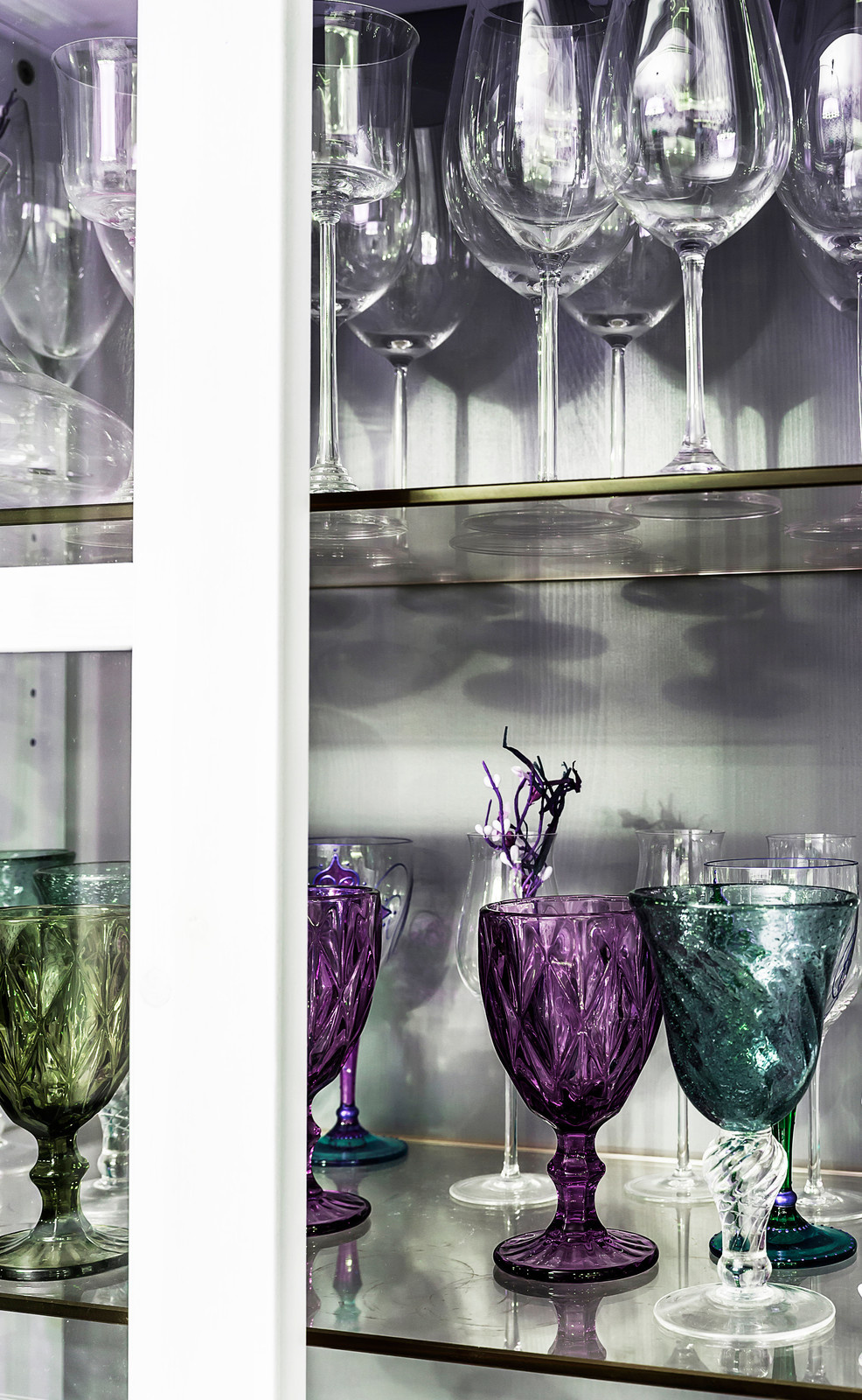 Квартира для модельера. Кухня-столовая в цветочных орнаментах.