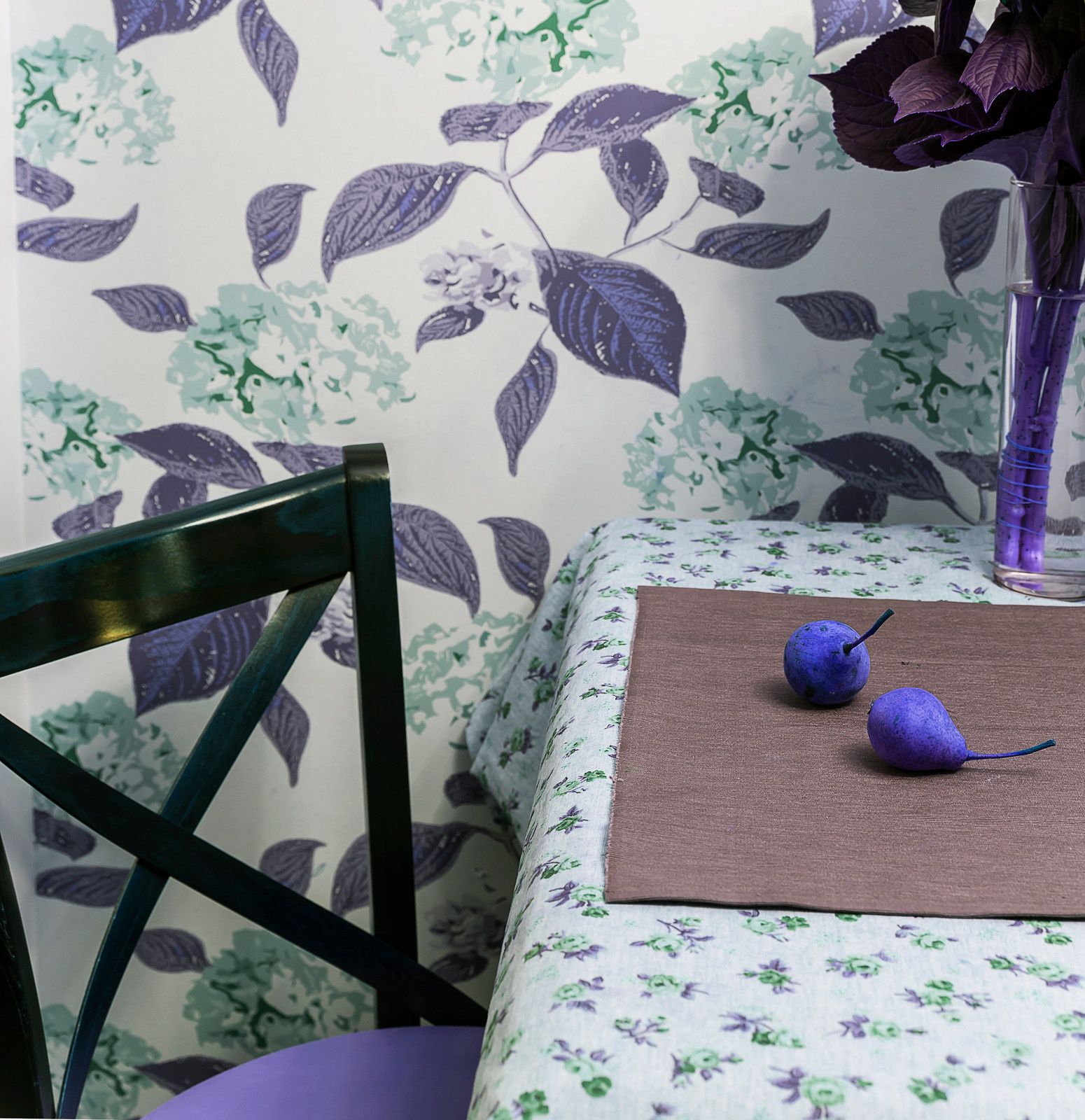 Квартира для модельера. Кухня-столовая в цветочных орнаментах.