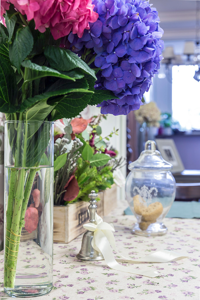 Квартира для модельера. Кухня-столовая в цветочных орнаментах.