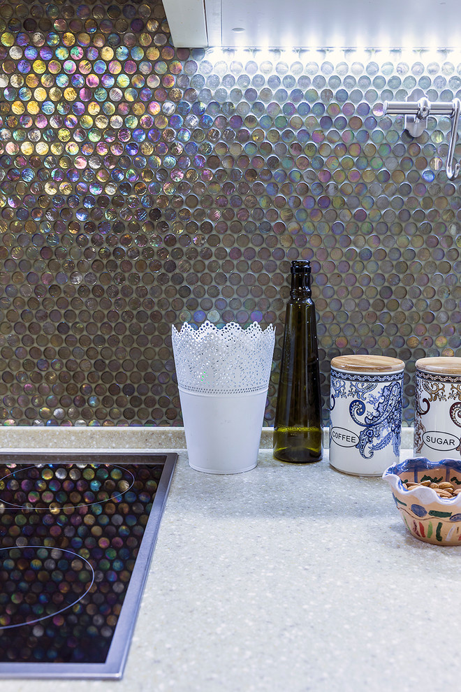 Квартира для модельера. Кухня-столовая в цветочных орнаментах.