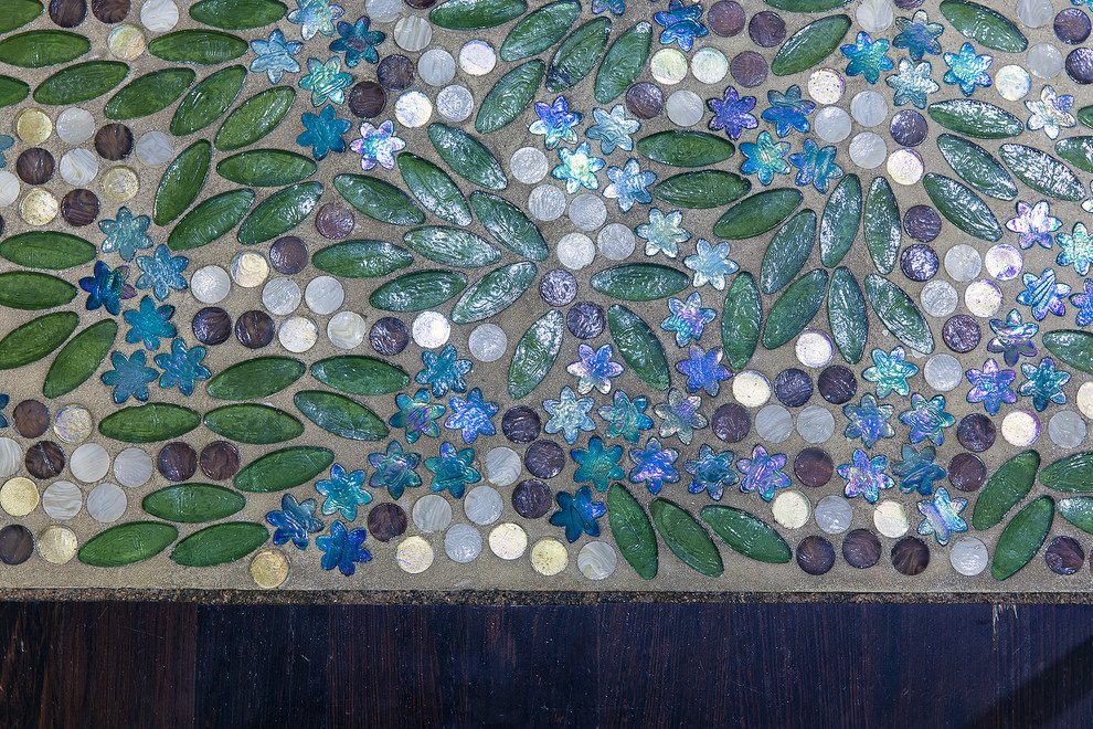 Квартира для модельера. Кухня-столовая в цветочных орнаментах.