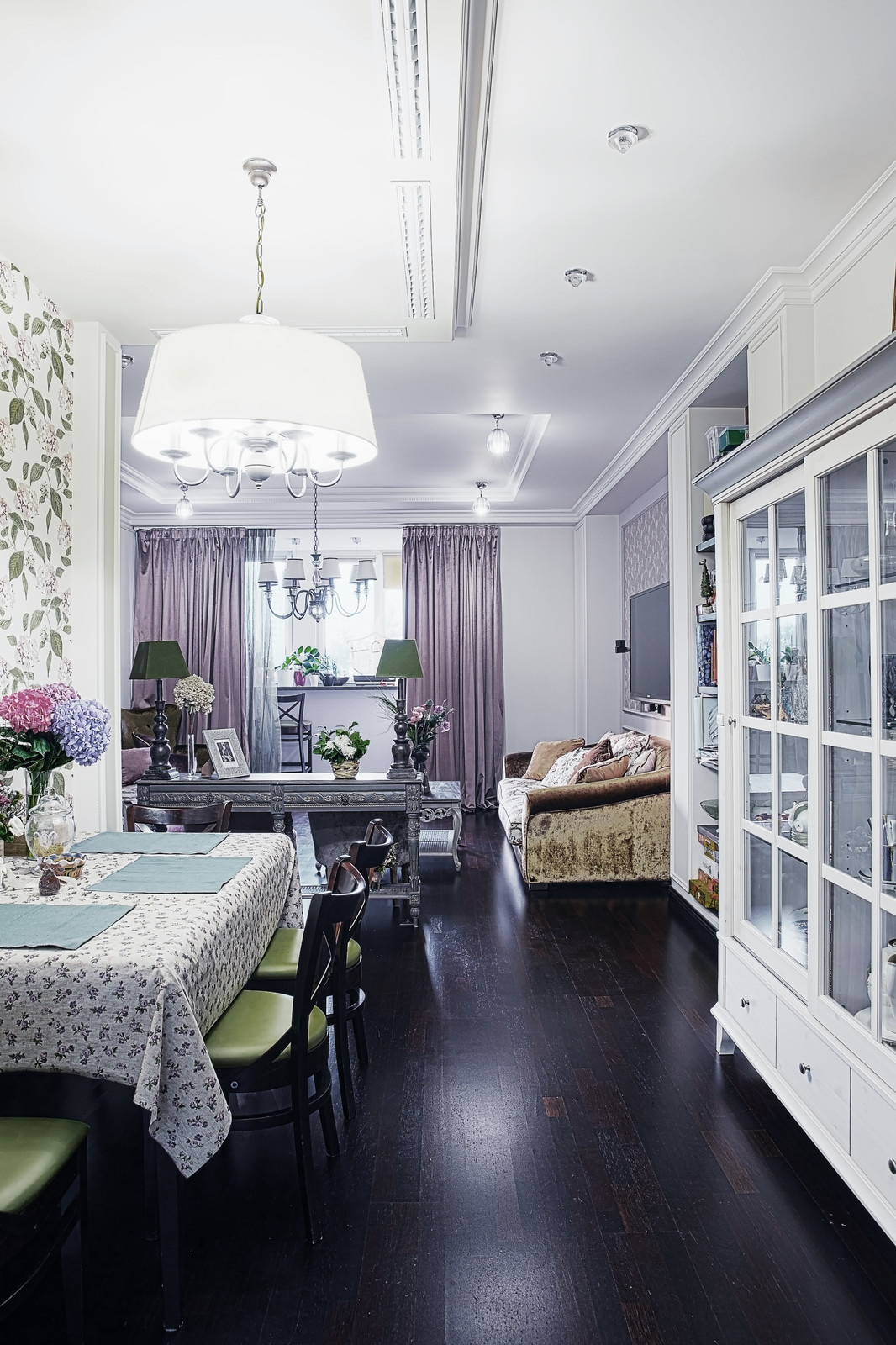 Квартира для модельера. Кухня-столовая в цветочных орнаментах.