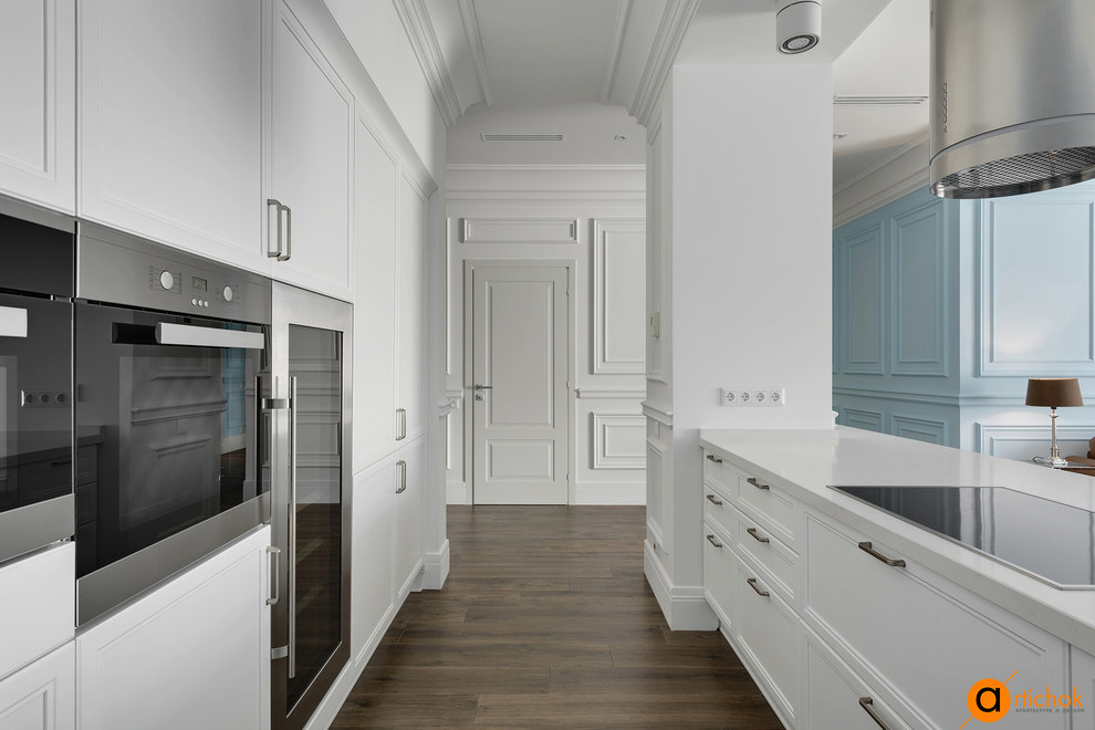 Белая кухня в стиле неоклассика