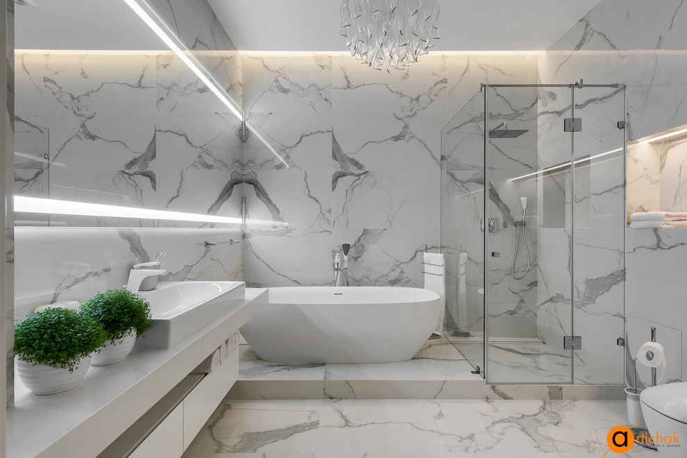 Дизайн ванной для хозяев в белом цвете