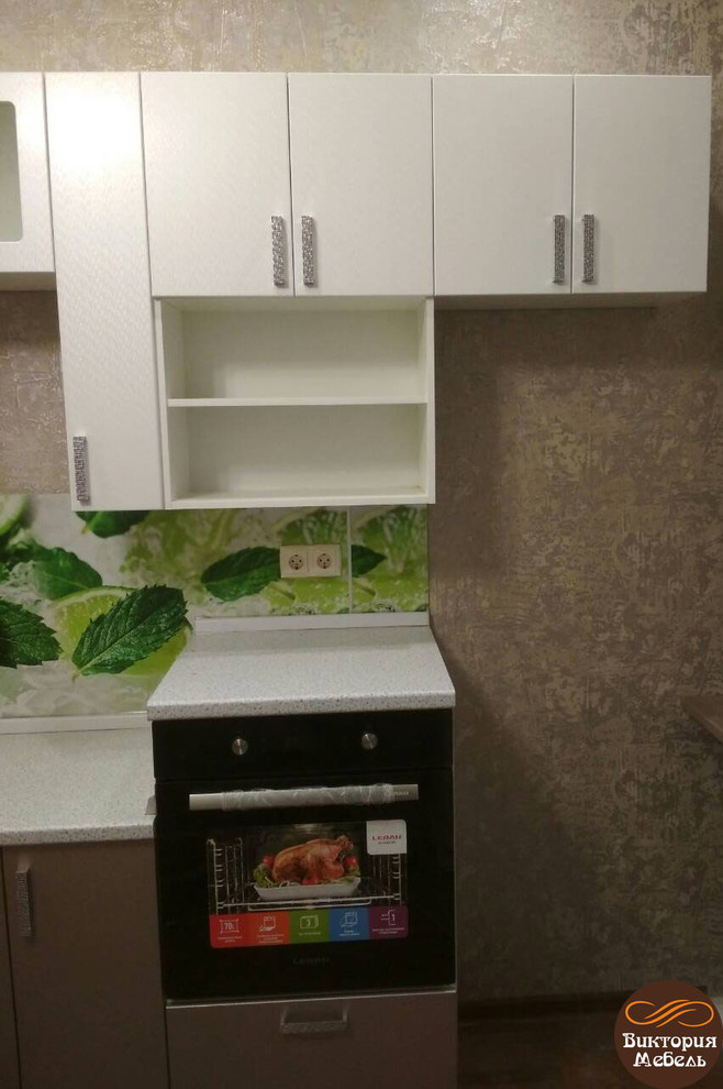 Кухня в спокойных цветах с ярким акцентом на фартуке