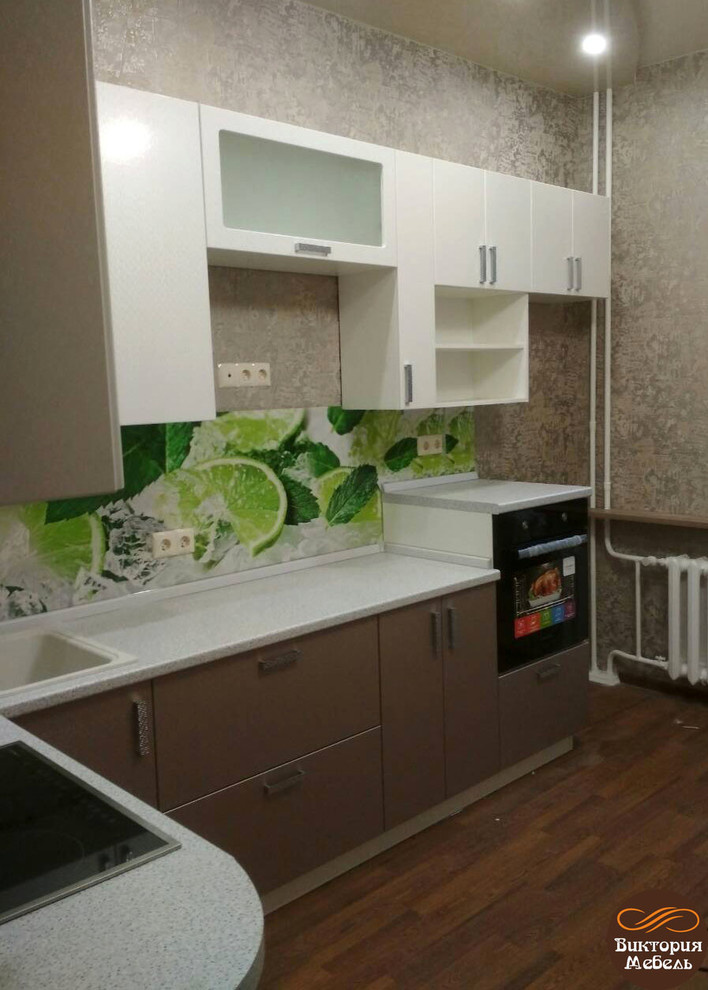 Кухня в спокойных цветах с ярким акцентом на фартуке