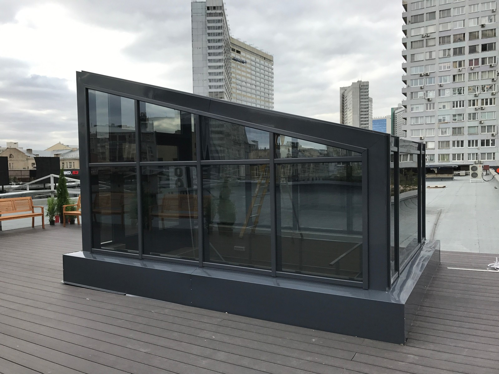 Стеклянный выход на крышу