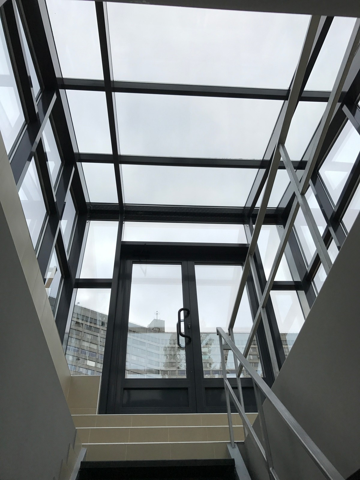 Стеклянный выход на крышу
