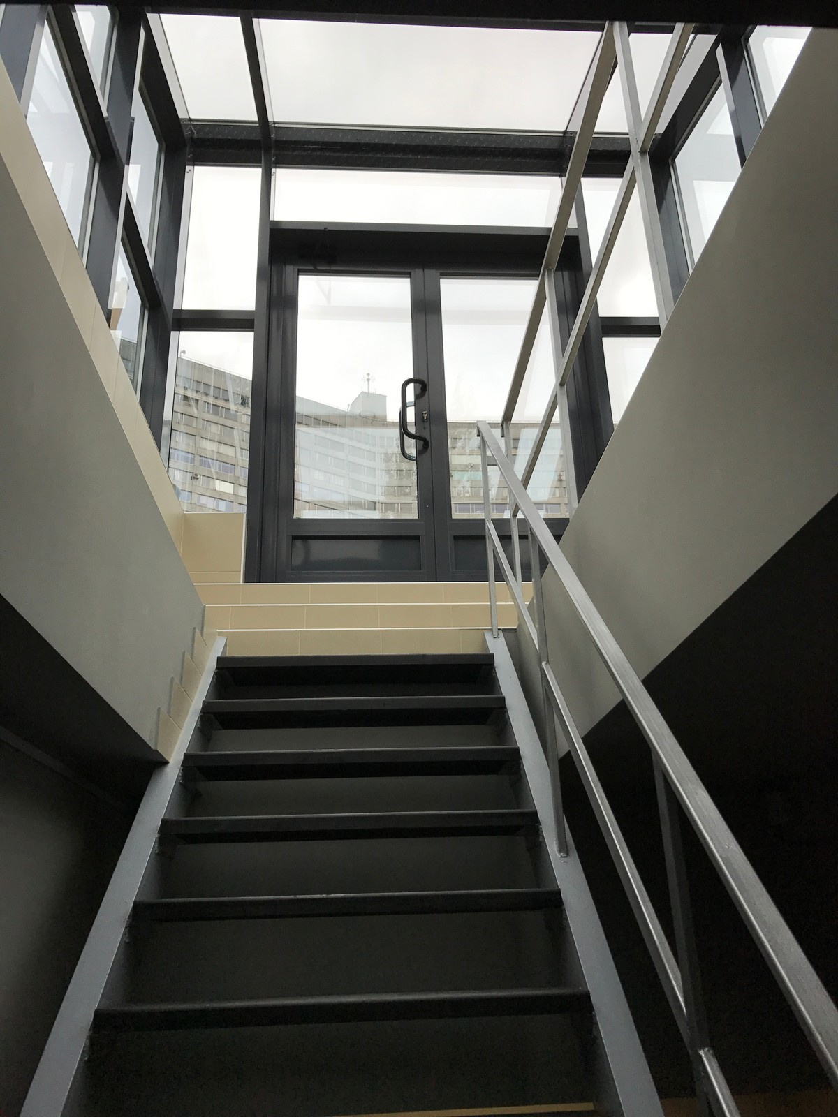 Стеклянный выход на крышу