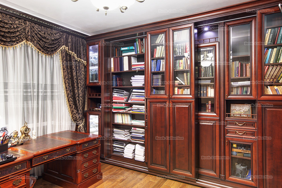 Раздвижная библиотека в классическом стиле для домашнего кабинета