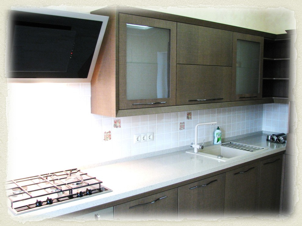 Кухня с карнизами в современном стиле