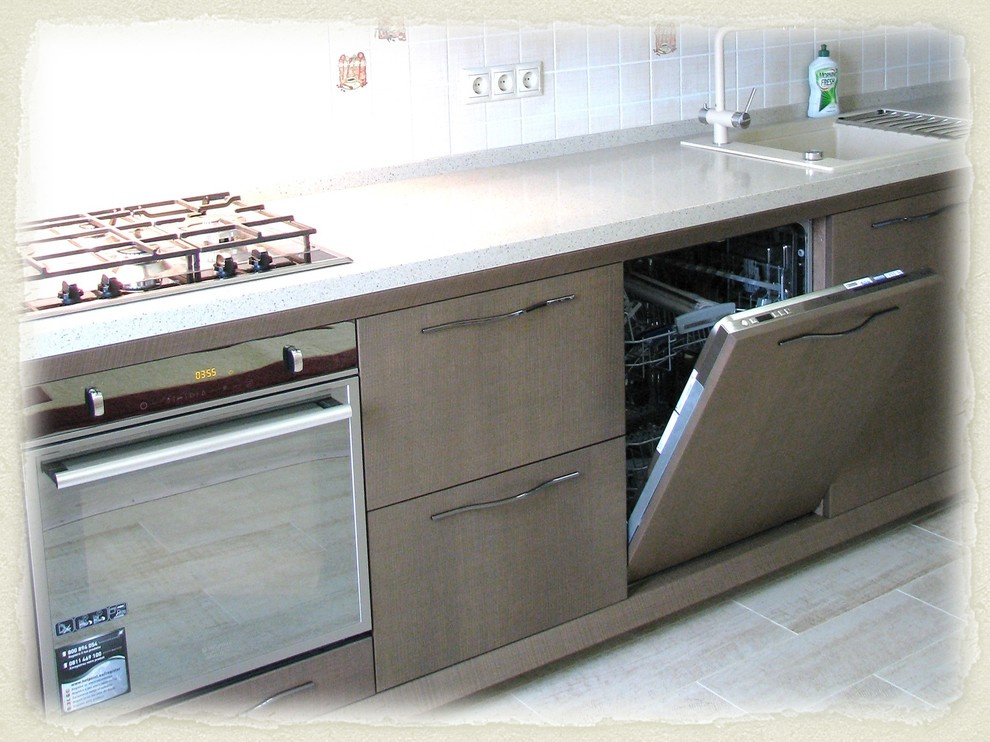 Кухня с карнизами в современном стиле