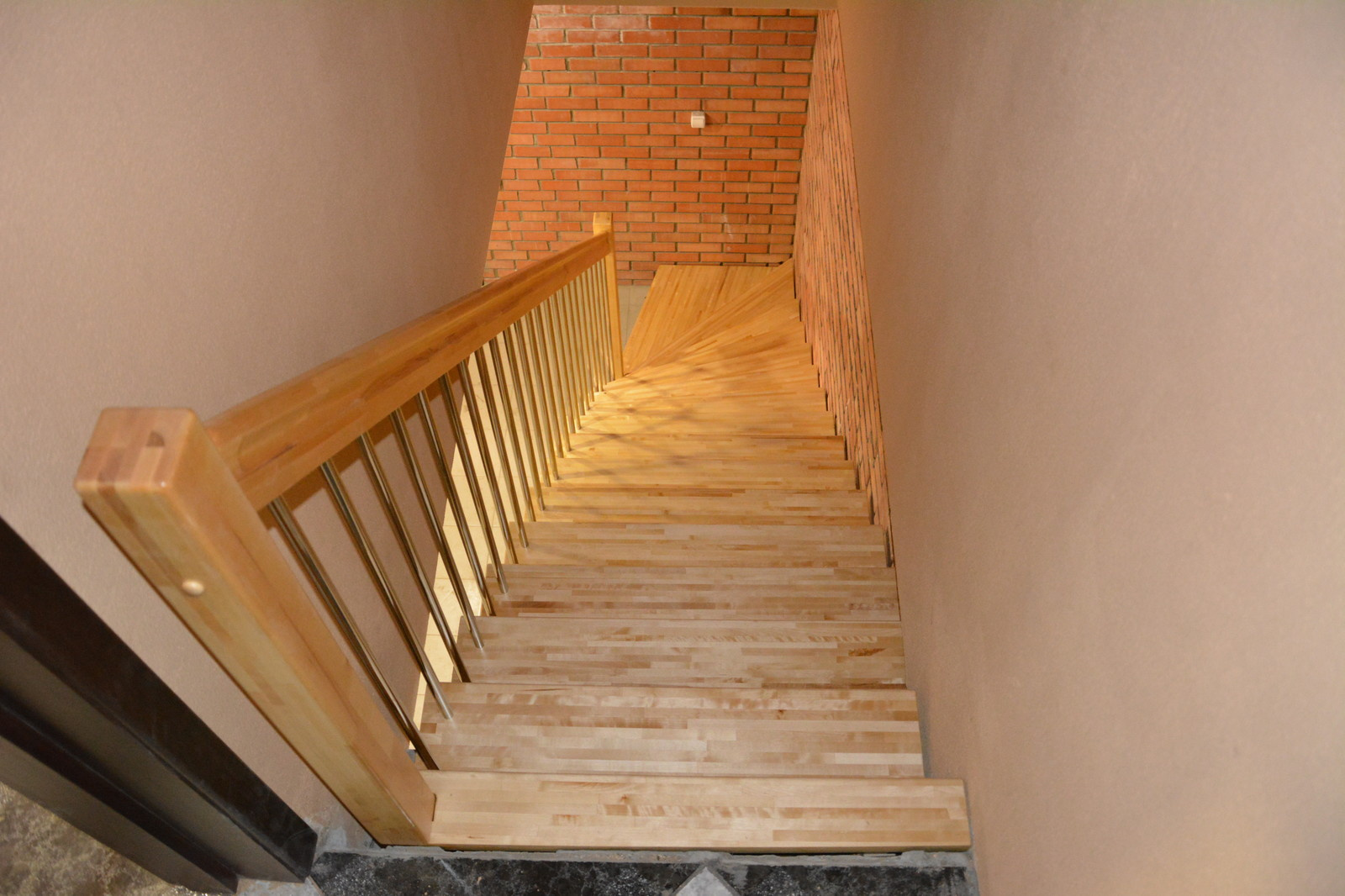 лестница из берёзы с балясинами из нержавейки