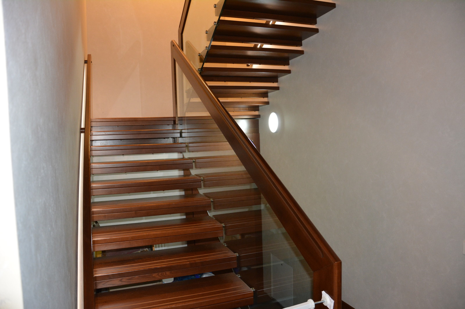 современная лестница со стеклом в ограждении