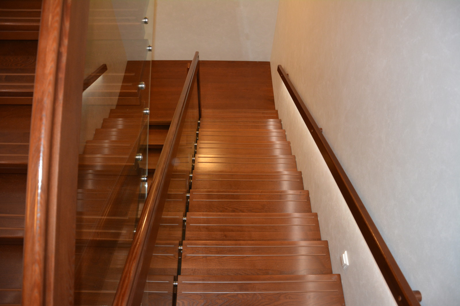 современная лестница со стеклом в ограждении