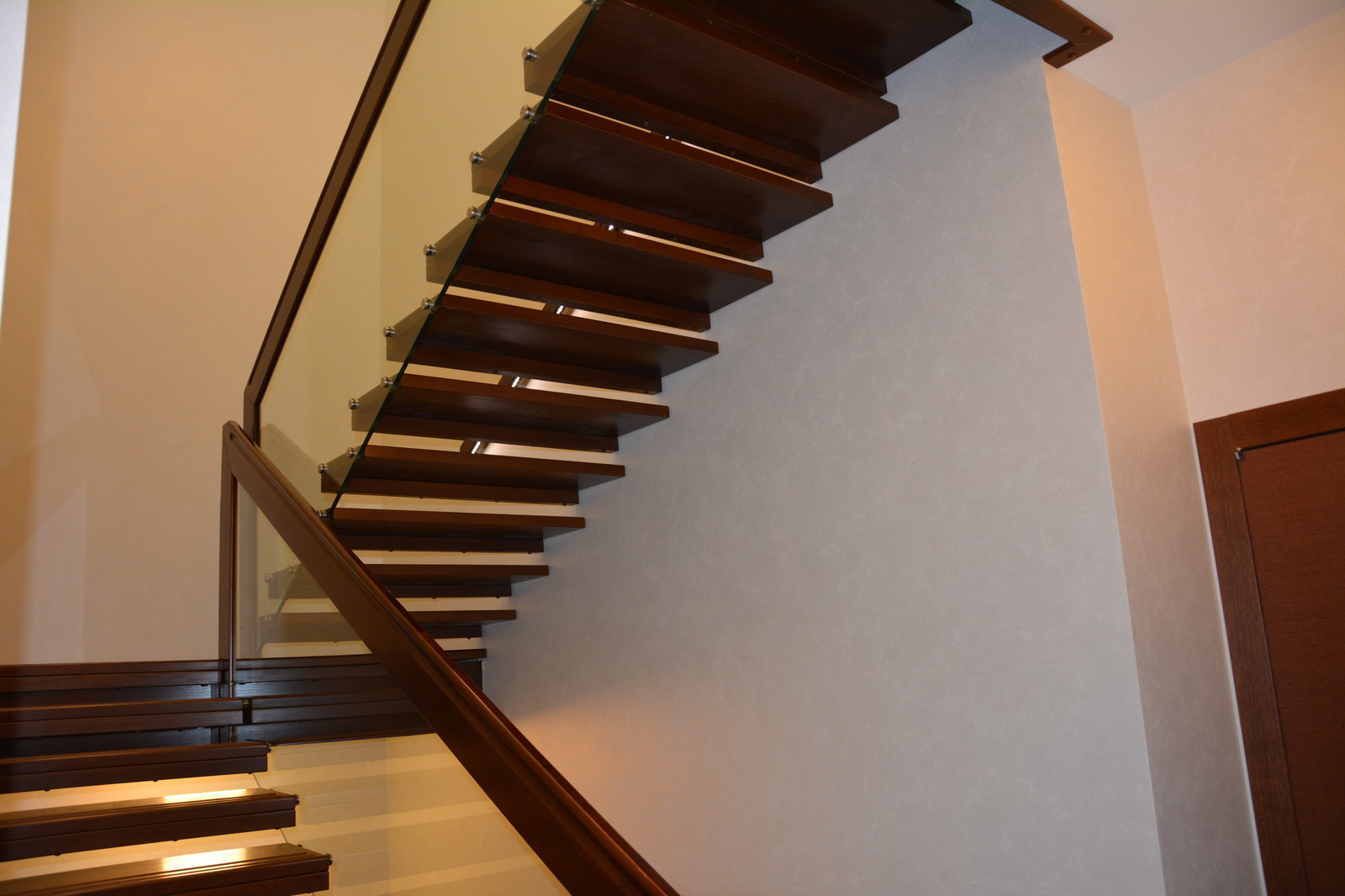 современная лестница со стеклом в ограждении