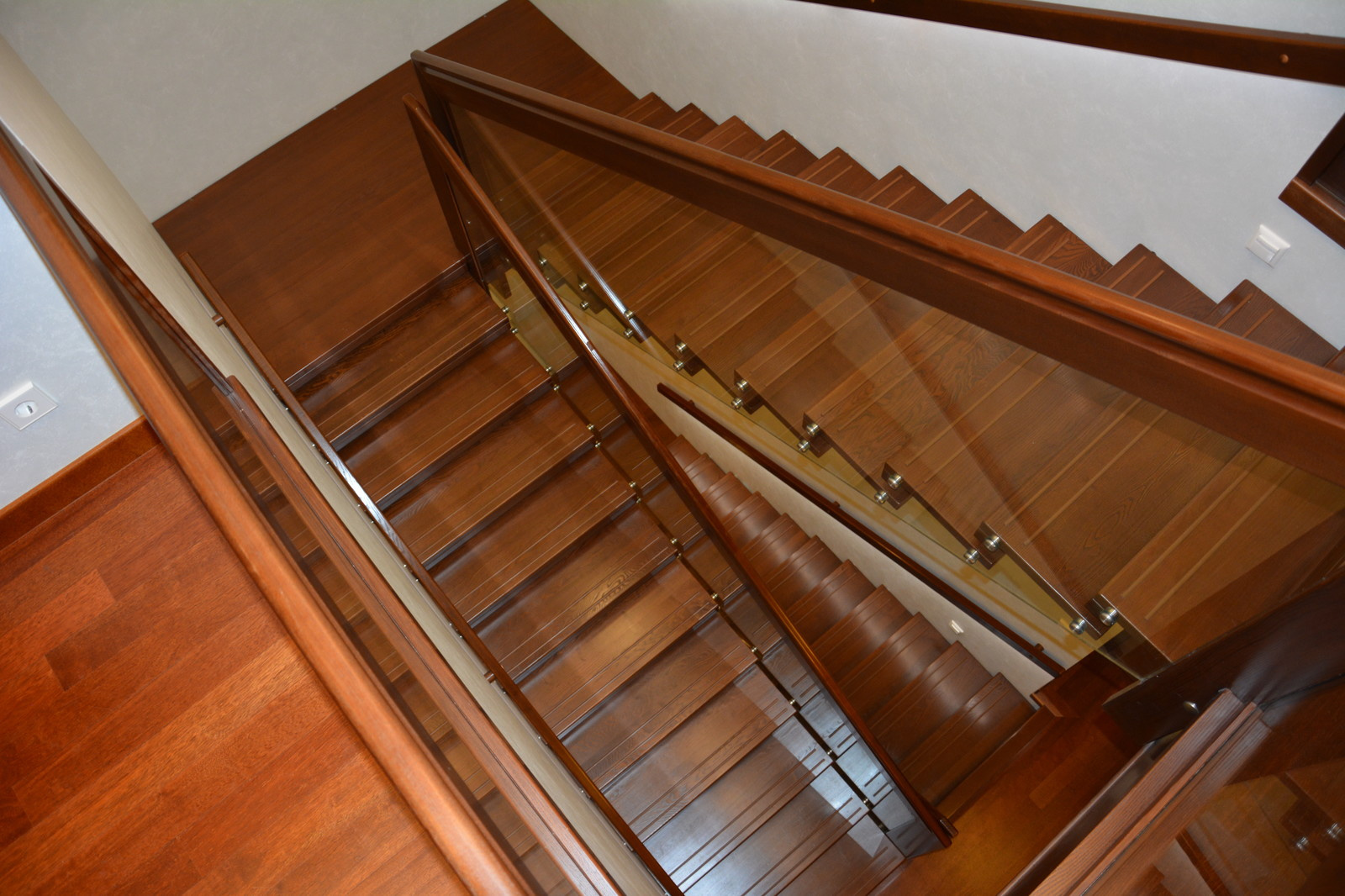 Обложка проекта: современная лестница со стеклом в ограждении